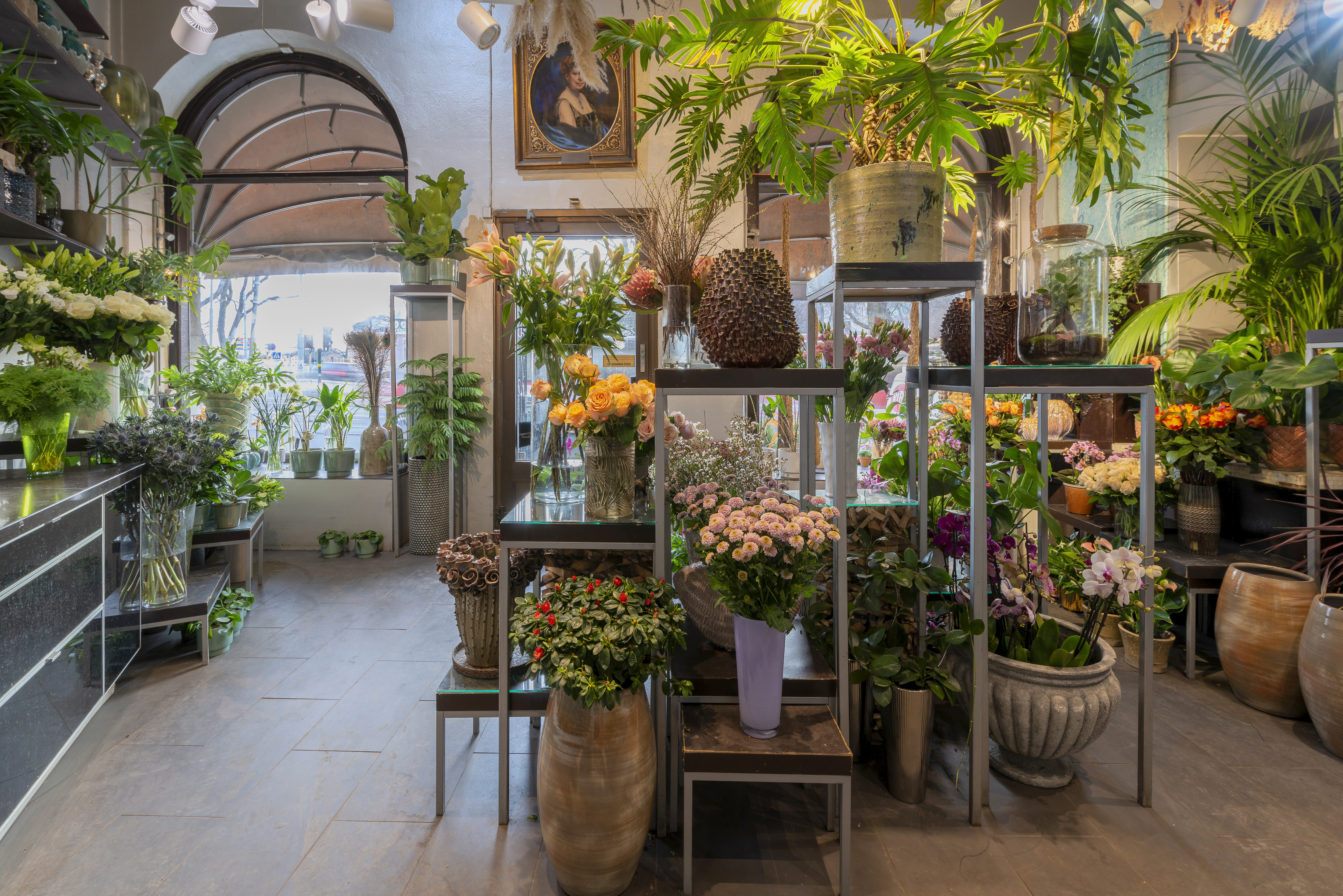 Butiksinteriör med tavla och blommor