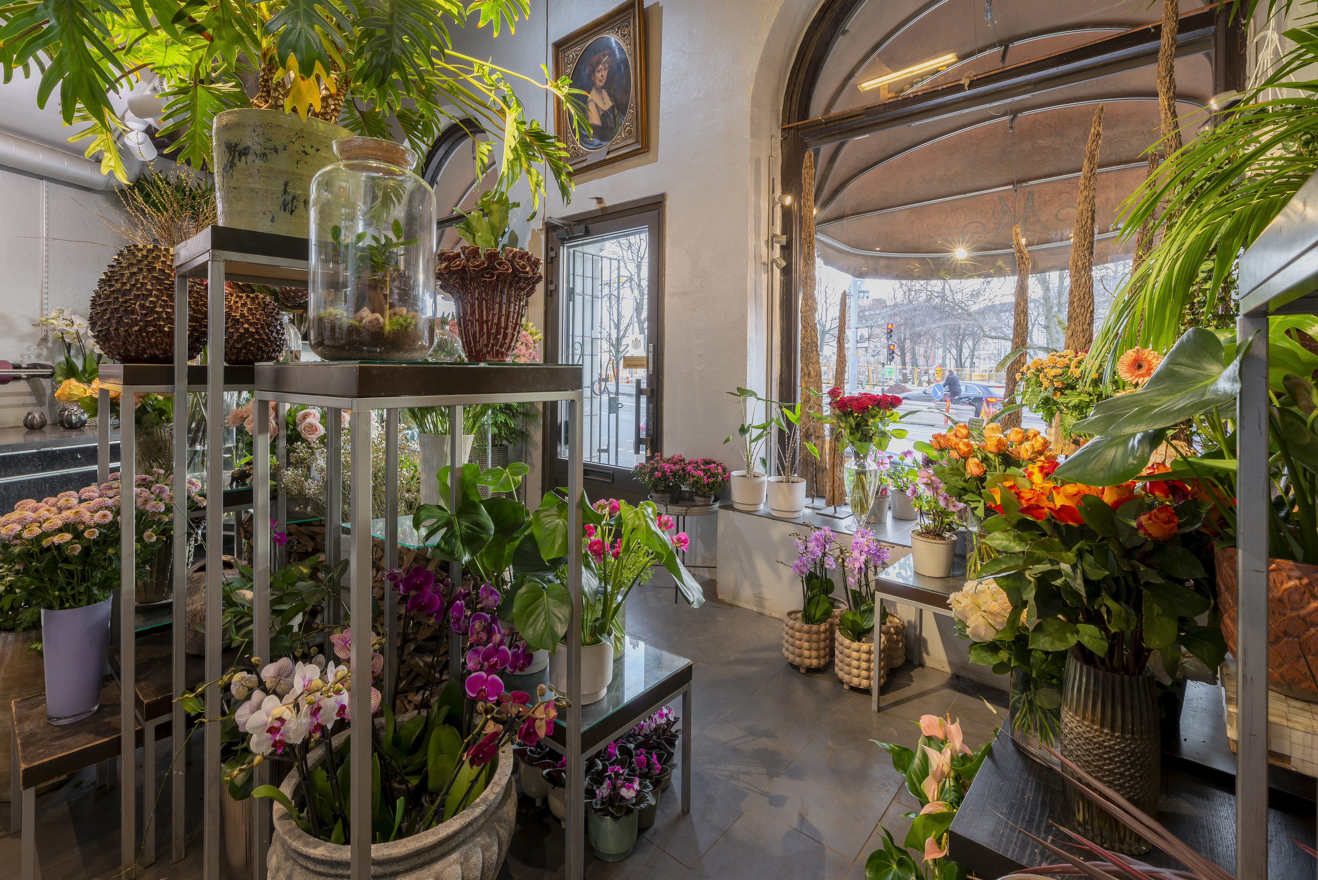 Blomsterbutikens interiör med skyltfönster