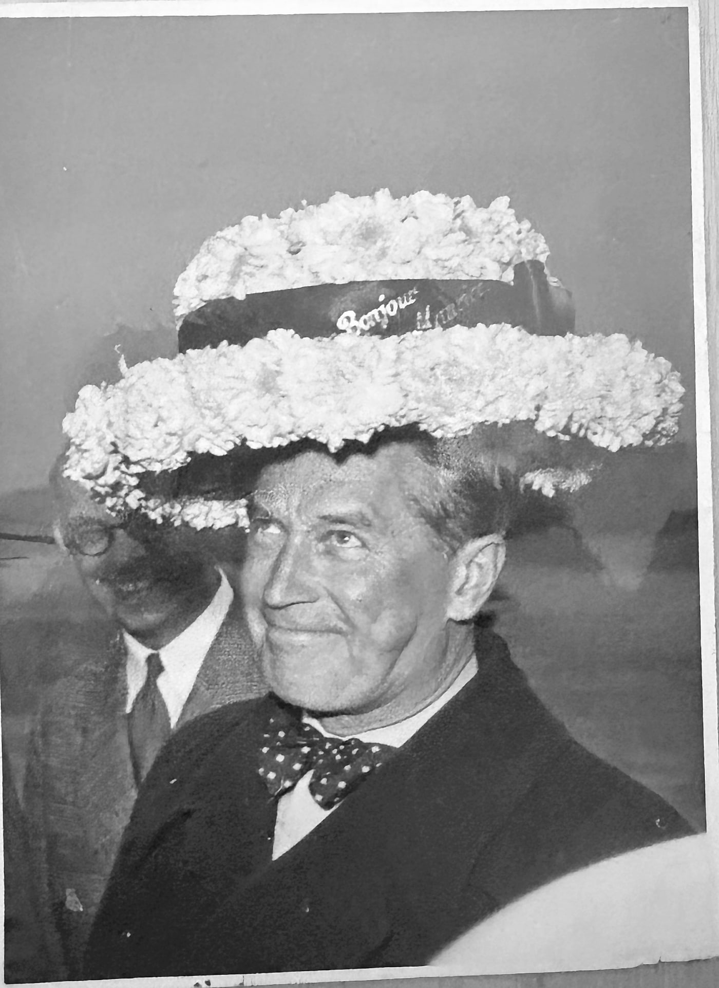 Maurice Chevalier i en halmhatt klädd med blommor