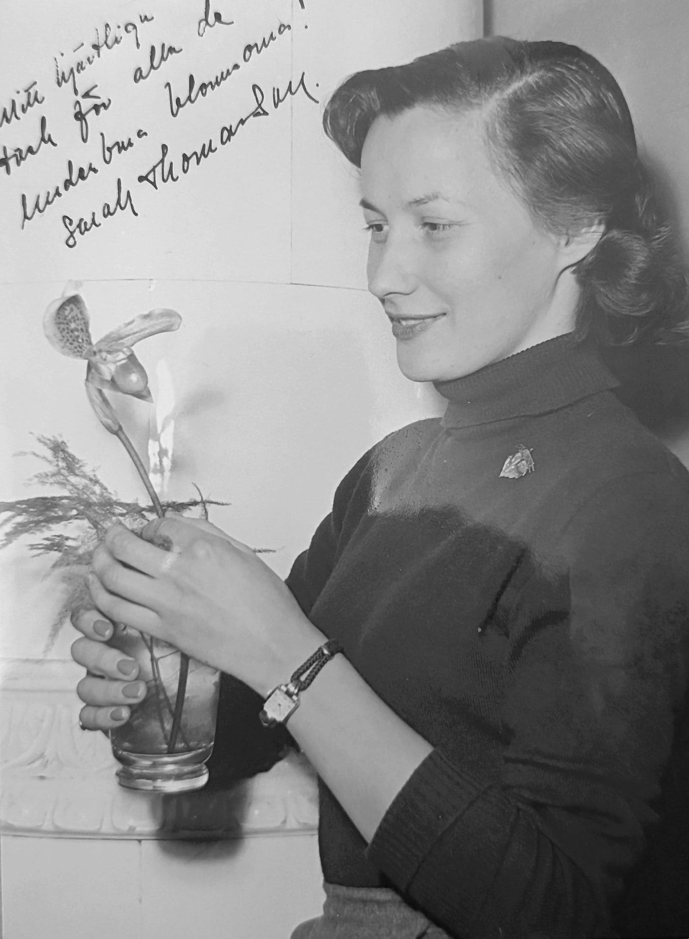 Skidåkaren Sarah Thomasson med en blomma i vas, med handskriven hälsning